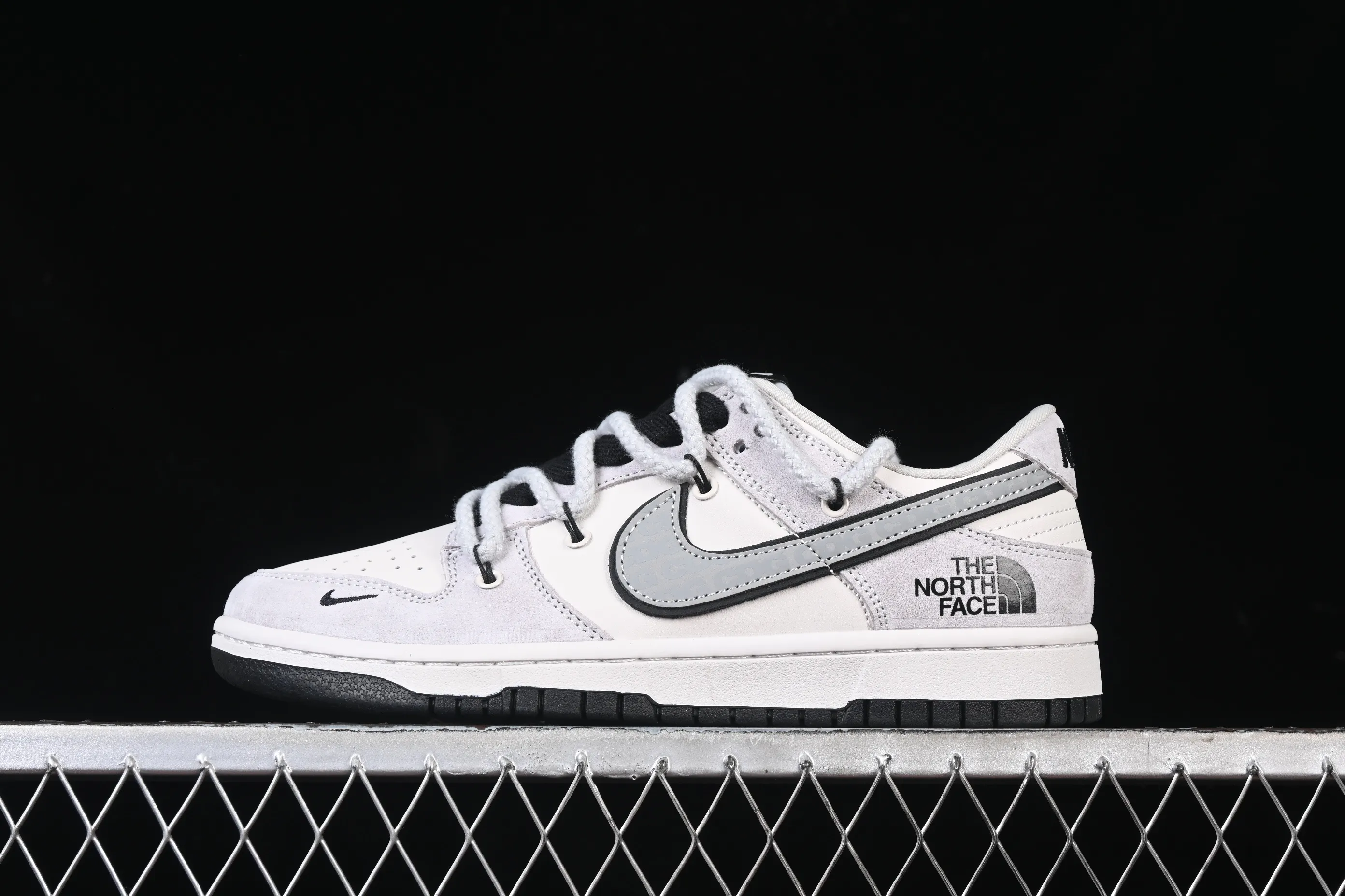 All categories Nk SB Dunk Series Nk SB Dunk Low High-end customized low-top sneakers Nk SB Dunk Low North Face joint-CDG gray and black drawstring Anniversary high-end customized low-top casual sneakers XX3168-307
